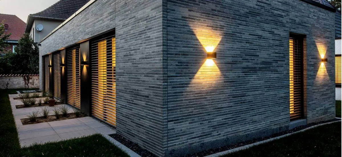 Aussenleuchten - Blick auf ein beleuchtetes Haus am Abend · Degen Elektrotechnik