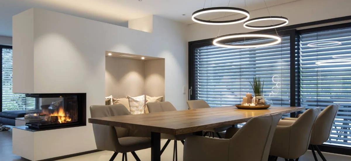 Innenleuchten - Wohnzimmer mit Kamin und modernen Leuchten · Degen Elektrotechnik