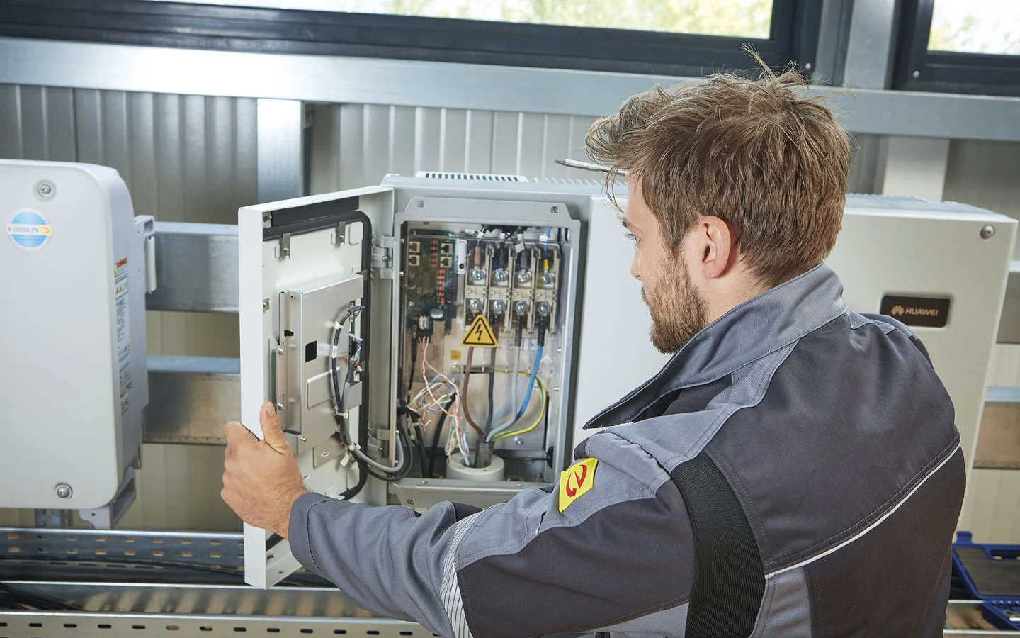 E-CHECK PV - Mitarbeiter überprüft den Wechselrichter · Degen