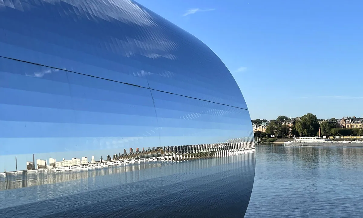 Kunstobjekt mit Spiegeln und Blick über den Rhein auf die Stadt Mainz · Degen Elektrotechnik